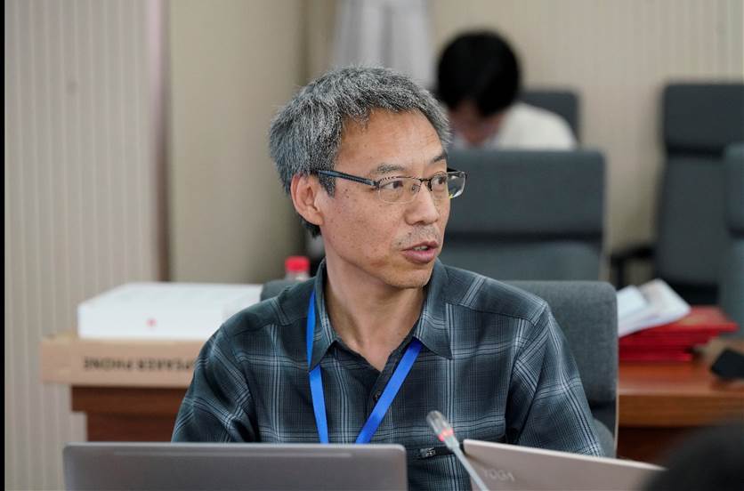 男人拿着笔记本电脑的桌子前
描述已自动生成