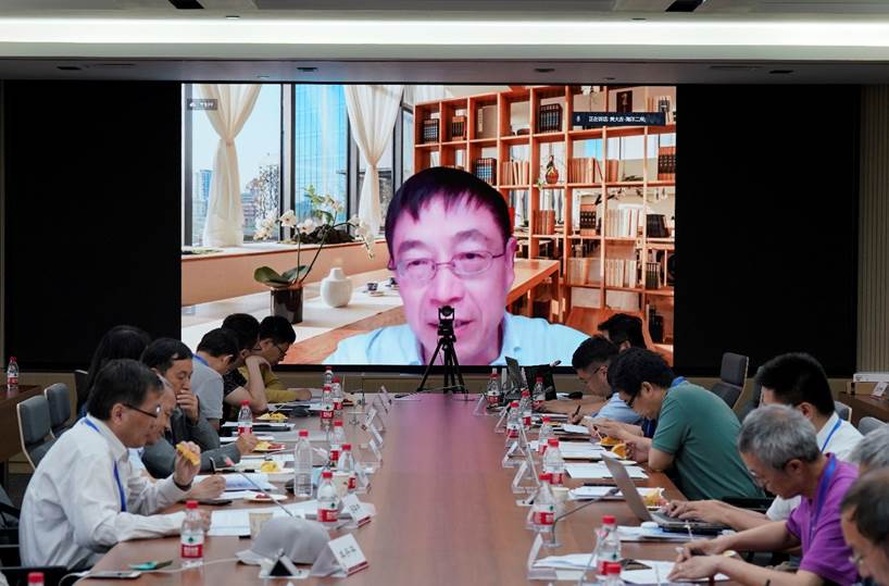 会议室里的人们
描述已自动生成