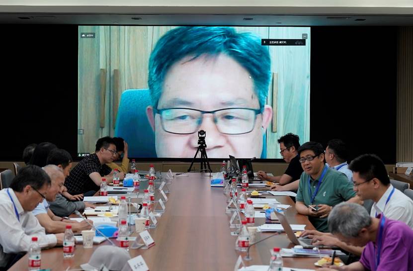 一群人围坐在桌子前
描述已自动生成