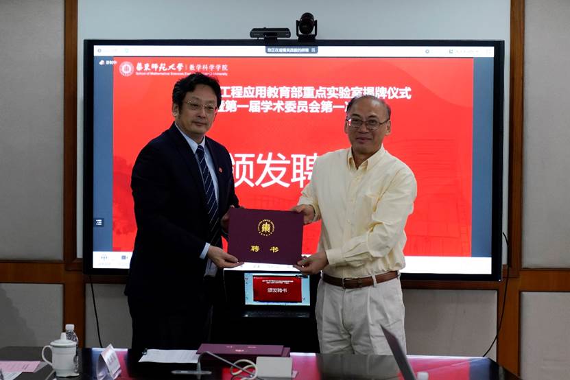 男人站在电视前
描述已自动生成