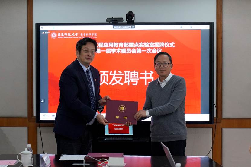 男人在电视前
中度可信度描述已自动生成