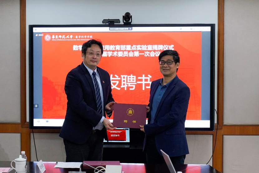 男人在电视前
中度可信度描述已自动生成