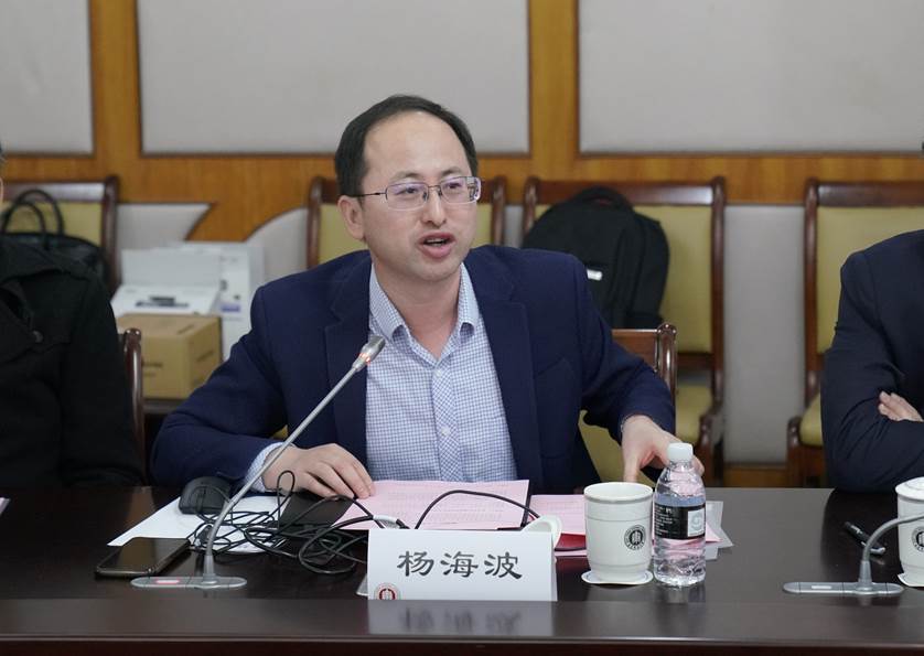 一群人坐在桌子前
描述已自动生成