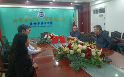 会议室里的人们
描述已自动生成