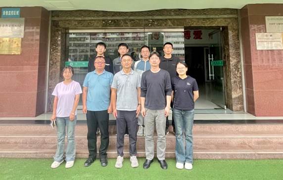 一群人站在商店门口
中度可信度描述已自动生成